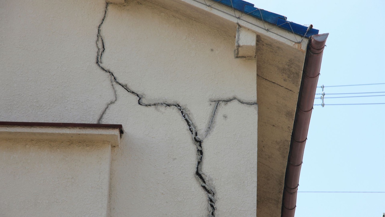 Desperfectos en la facha de una casa de Santa Fe tras el último enjambre sísmico