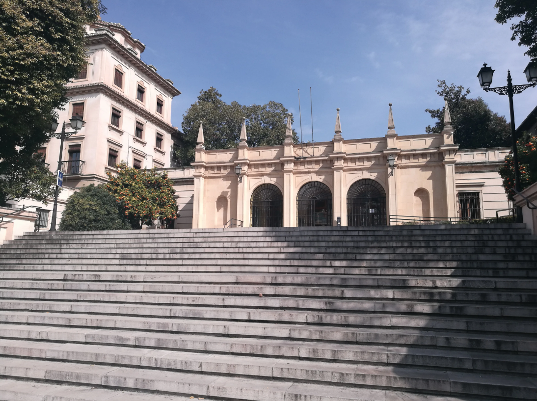 Escalinata de acceso al  C.M. Isabel la Católica