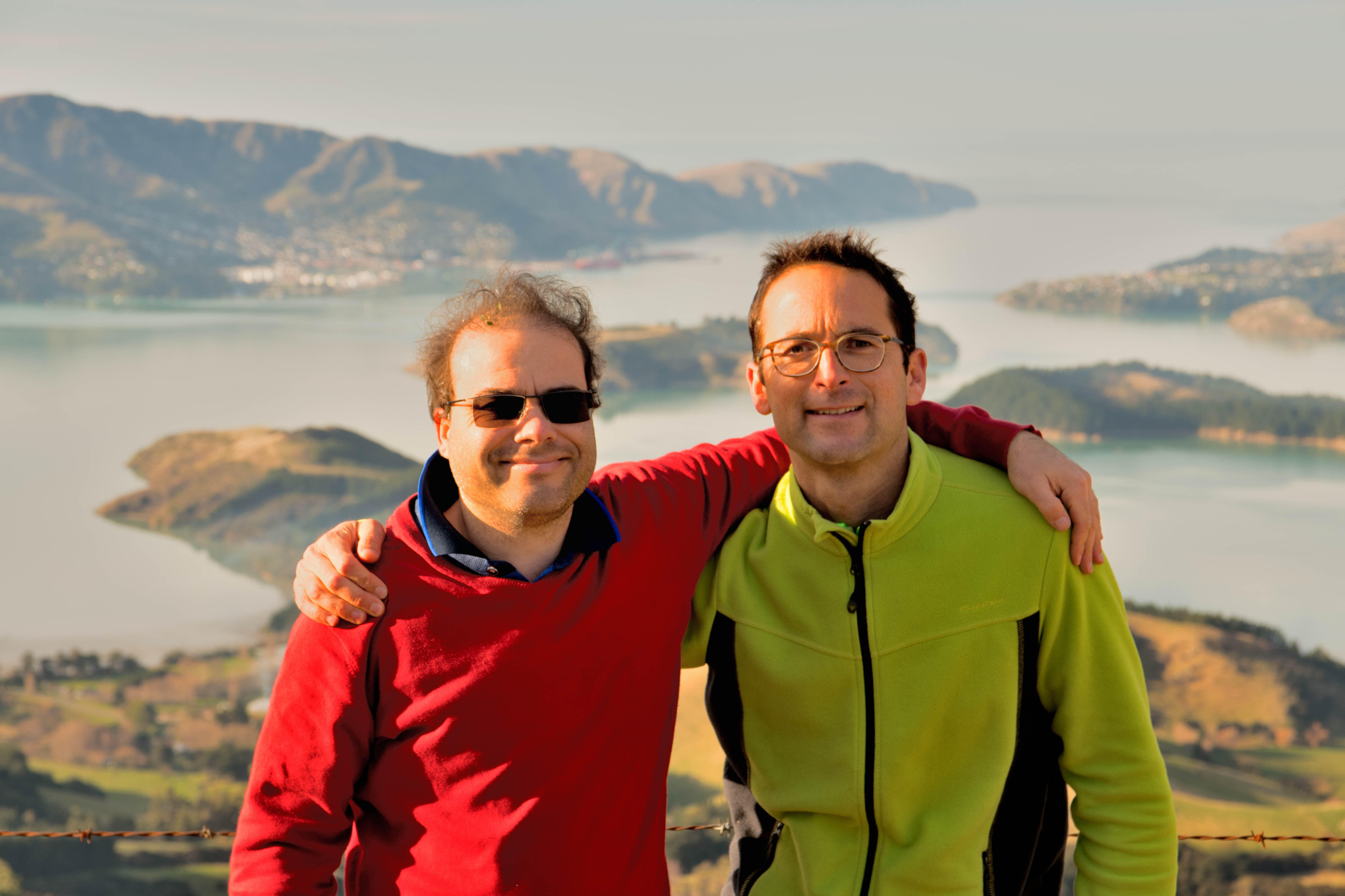 Los investigadores Josep Pollacco y Jesús Fernández Gálvez, desarrolladores del nuevo modelo hidrológico, junto a la zona experimental en Whakaraupō, costa de Canterbury, Nueva Zelanda.