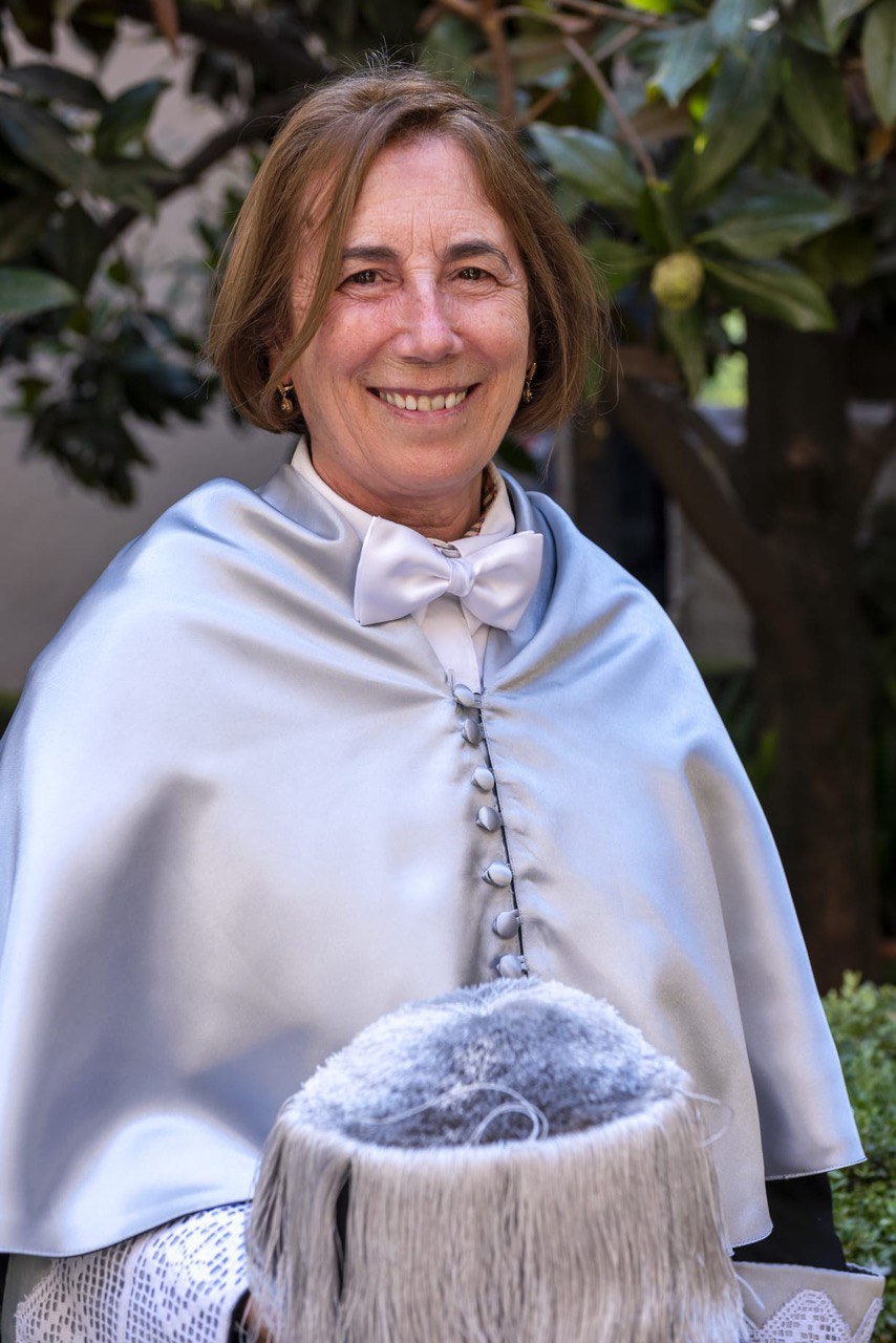 Inmaculada García con traje académico 