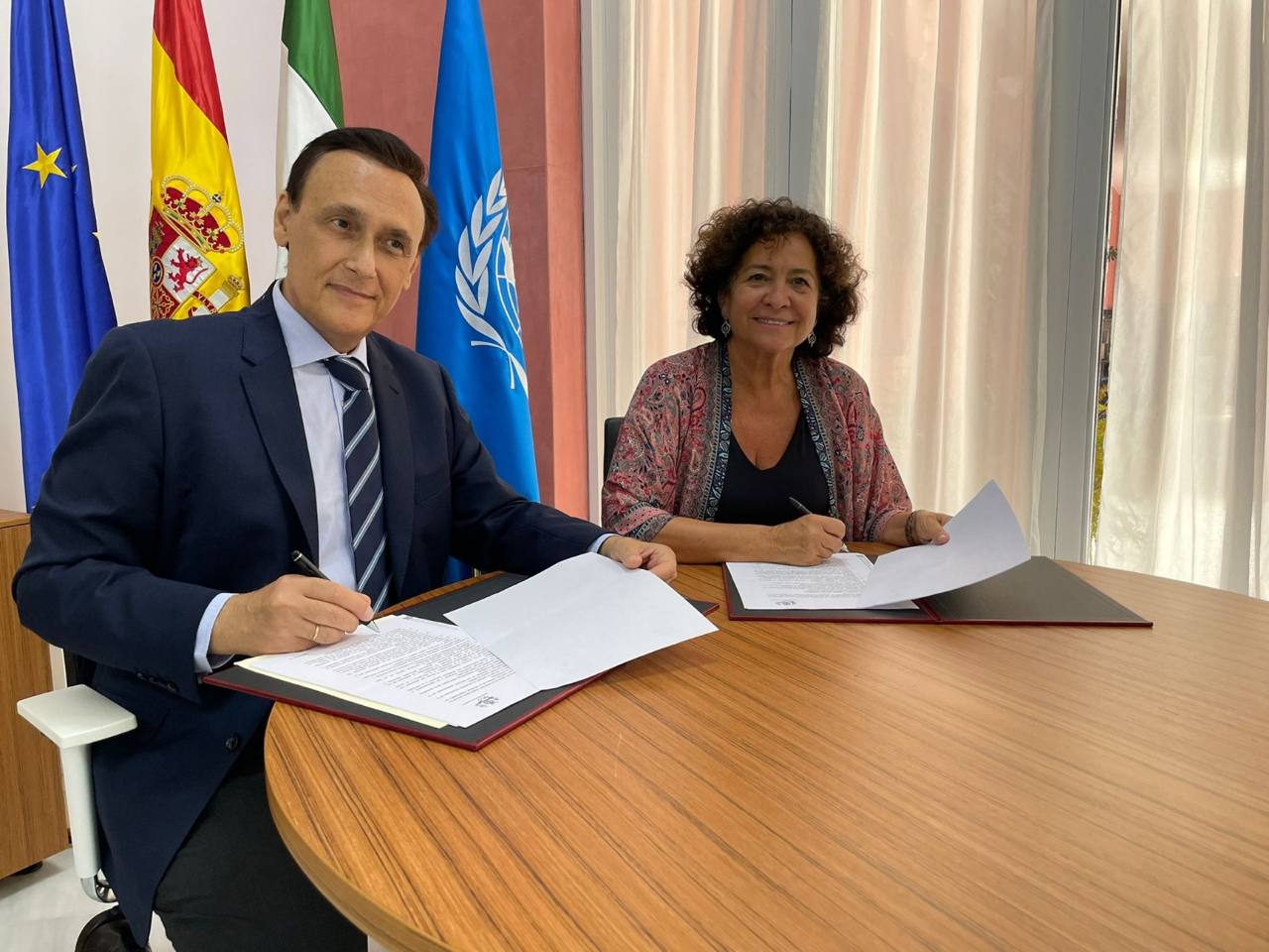 Firma del acuerdo entre Gómez Villamandos y Pilar Aranda