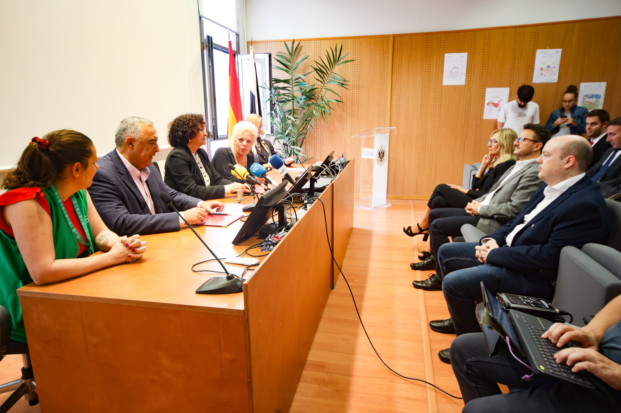 Momento de la firma de Convenio entre la UGR y la AECC en Ceuta