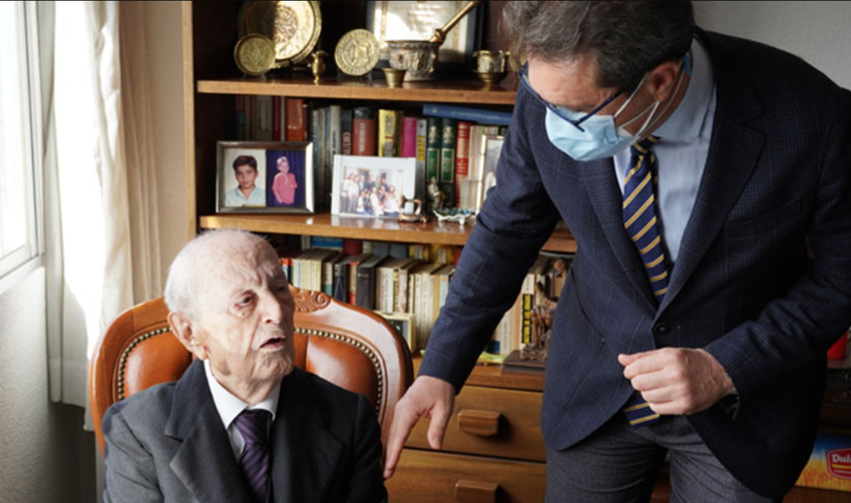 Arsacio Peña recibe la visita del presidente de la Real Academia de Medicina y Cirugía de Andalucía Oriental
