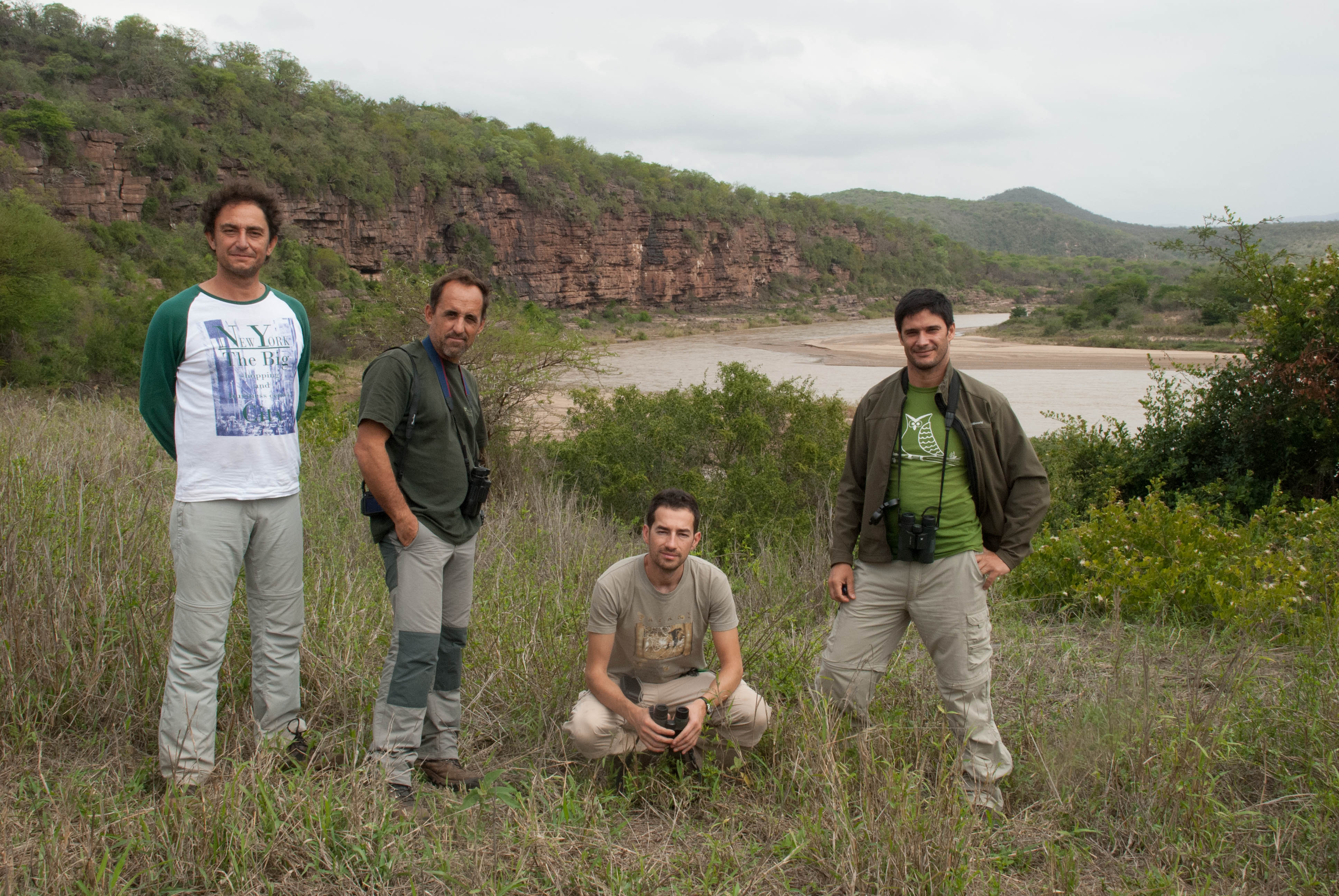 Marcos Moleón Paiz, en cuclillas, y José A. Sánchez Zapata, a la izquierda, en una reserva sudafricana (foto: Néstor Yelo)