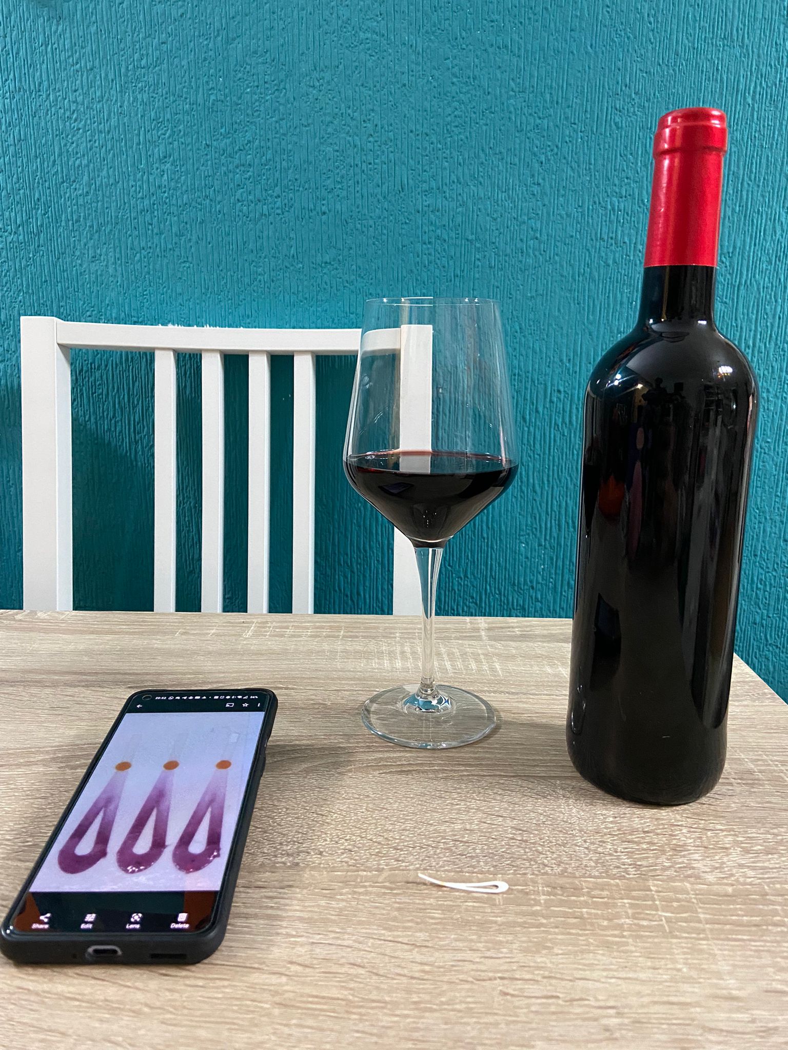 Copa y botella de vino que ha sido analizado por el Smartphone