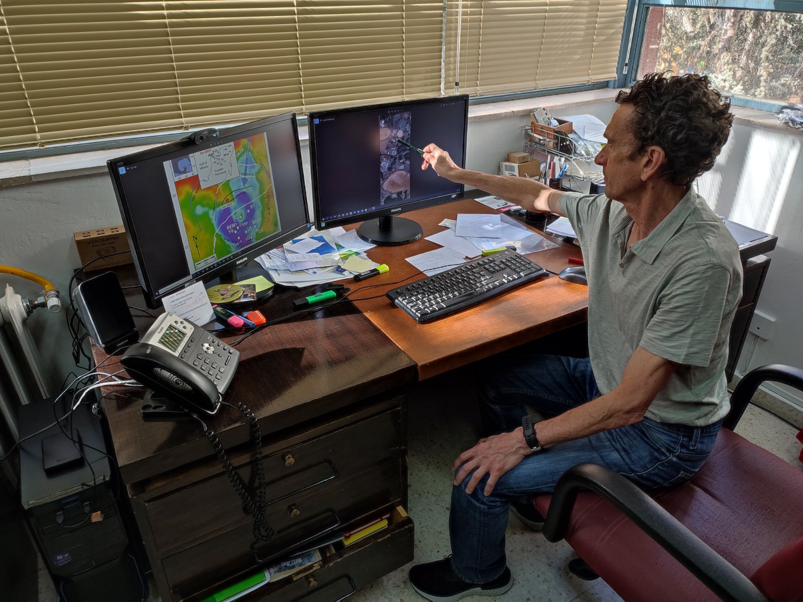 El profesor Rodríguez Tovar señala algunos de los fósiles descubiertos en la pantalla del ordenador