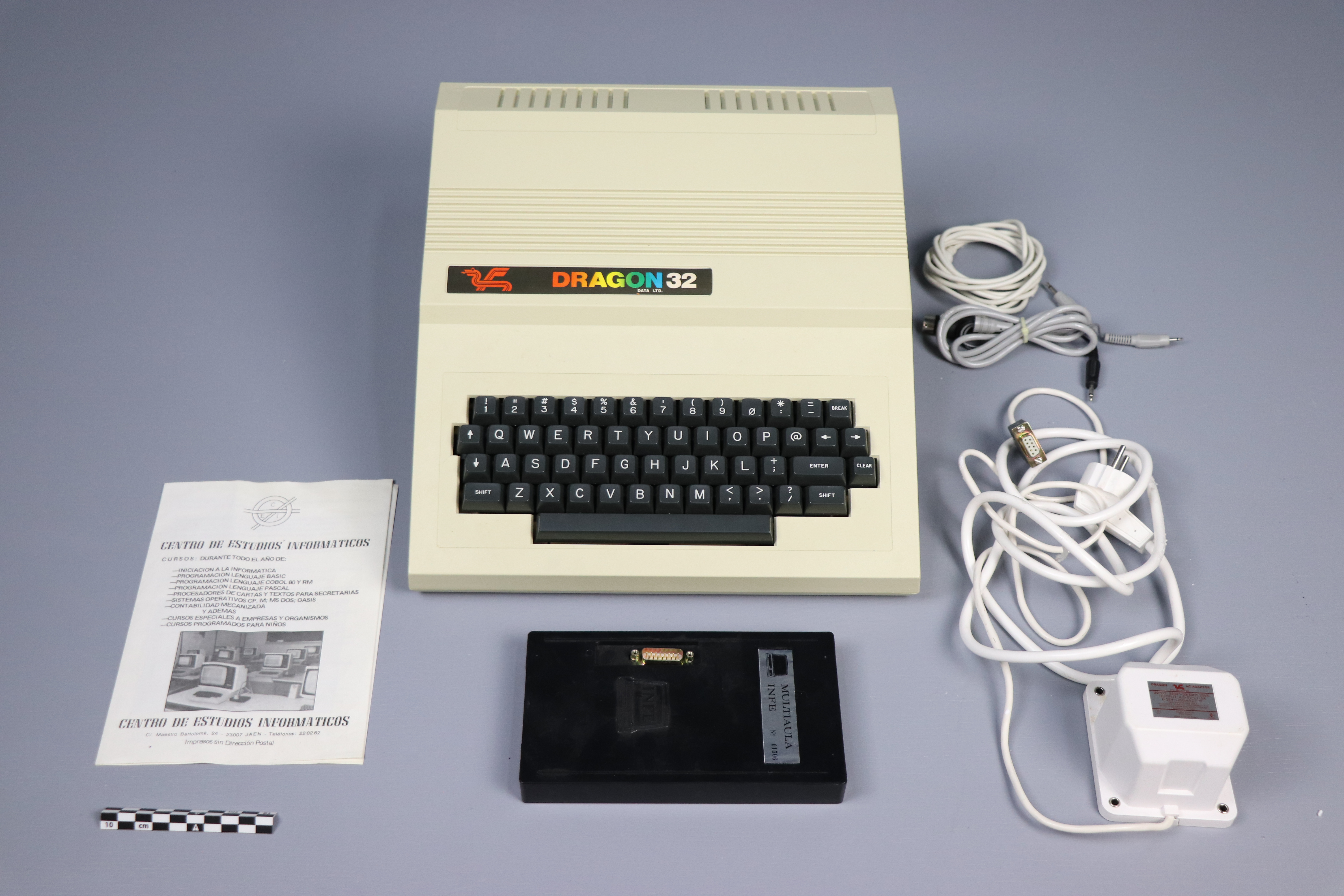 Computadora DRAGOn de los años 80 en exposición