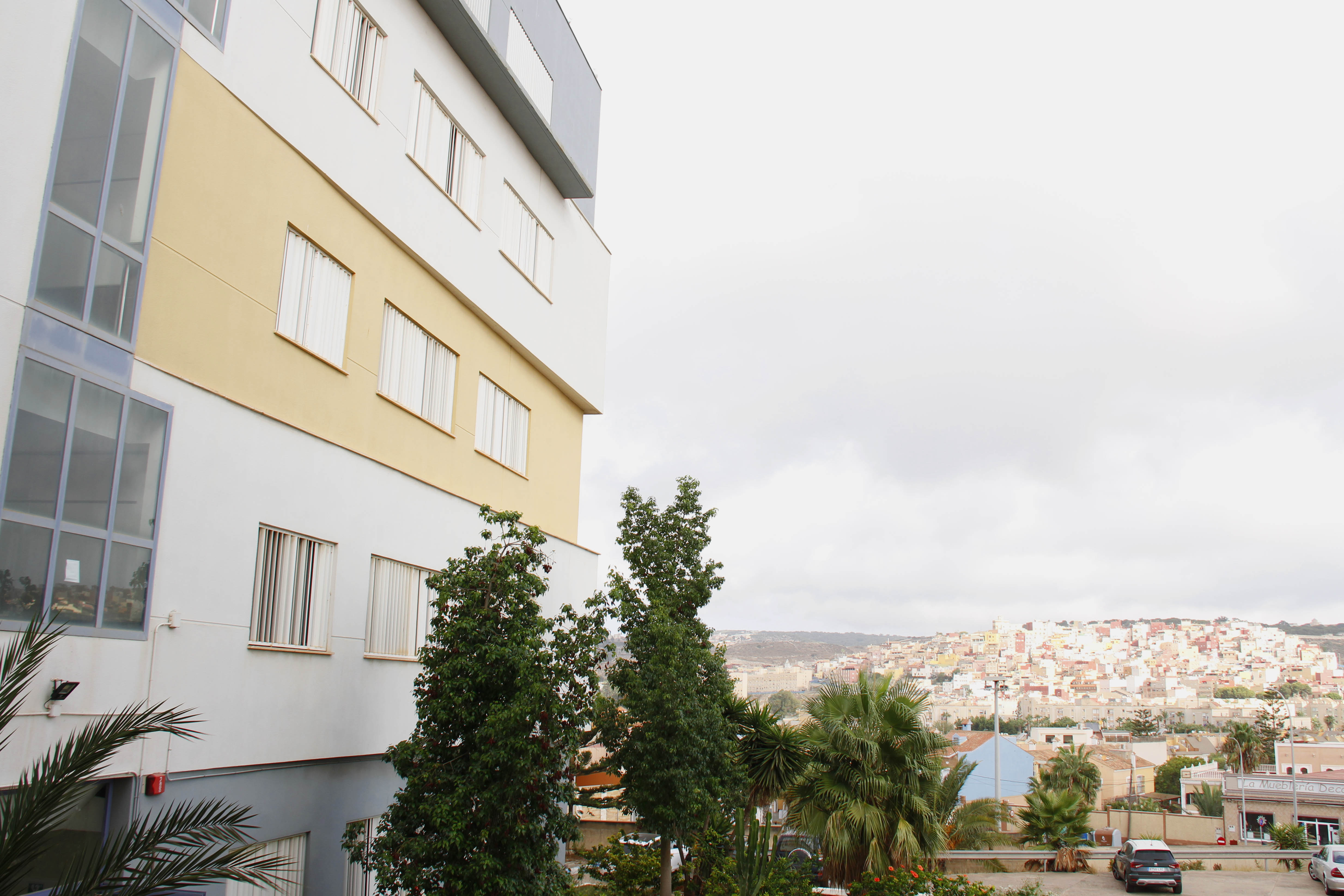 fachada lateral de la Facultad de Ciencias Sociales y Jurídicas de la UGR en Melilla