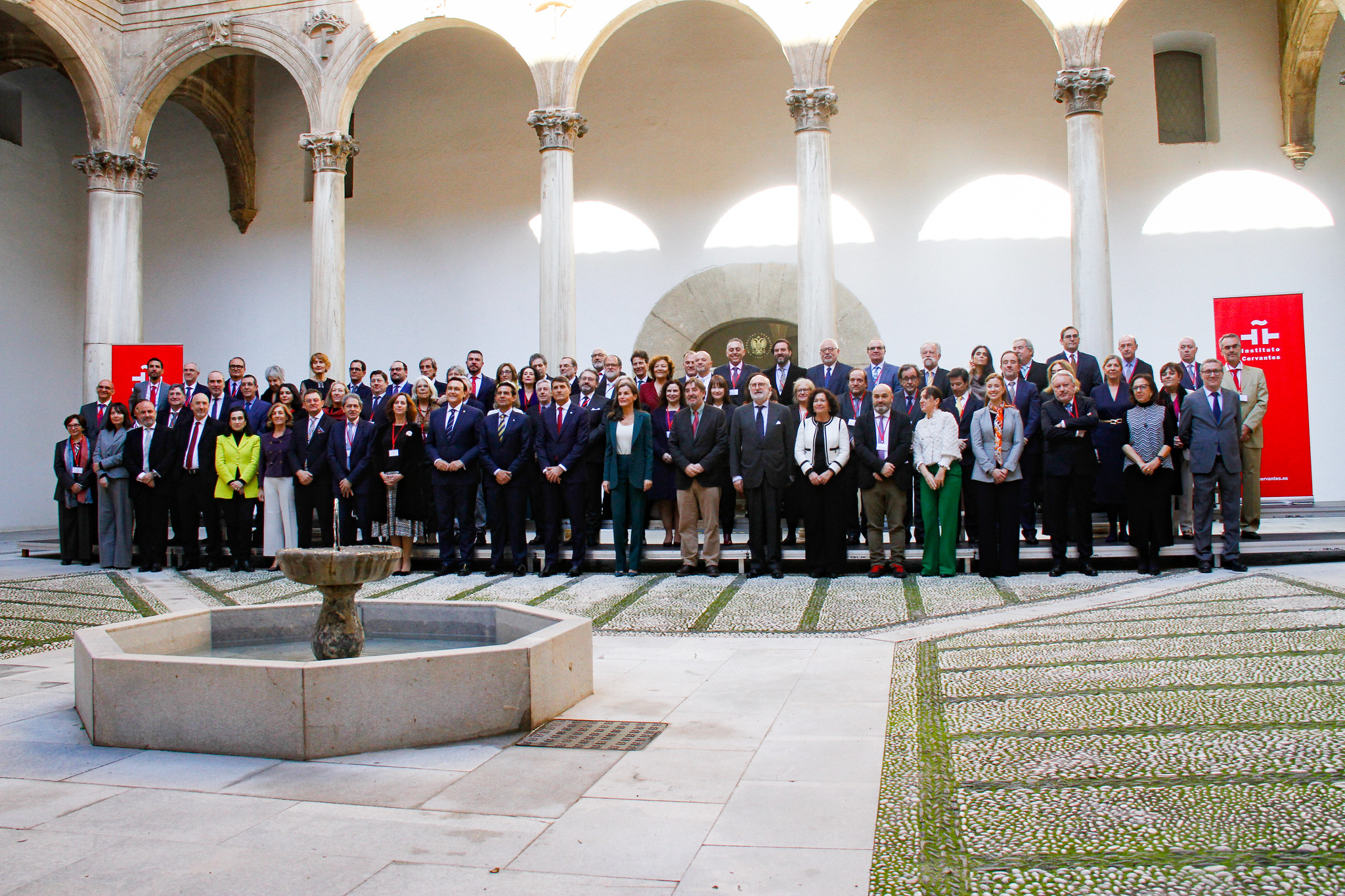 Foto de familia de la Reina Letizia con los directivos del Instituto tanto en España como en los centros Cervantes en todo el mundo