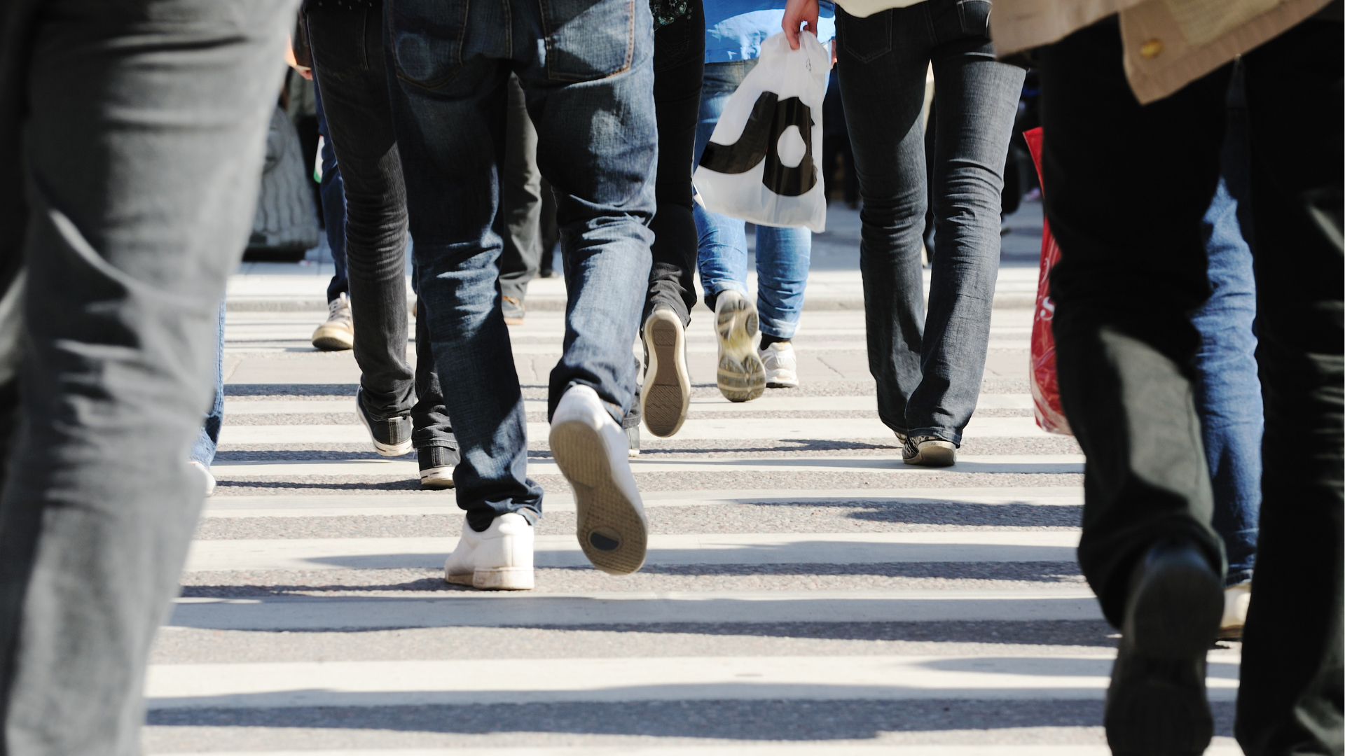 imagen de recurso: piernas de personas caminando en la calle