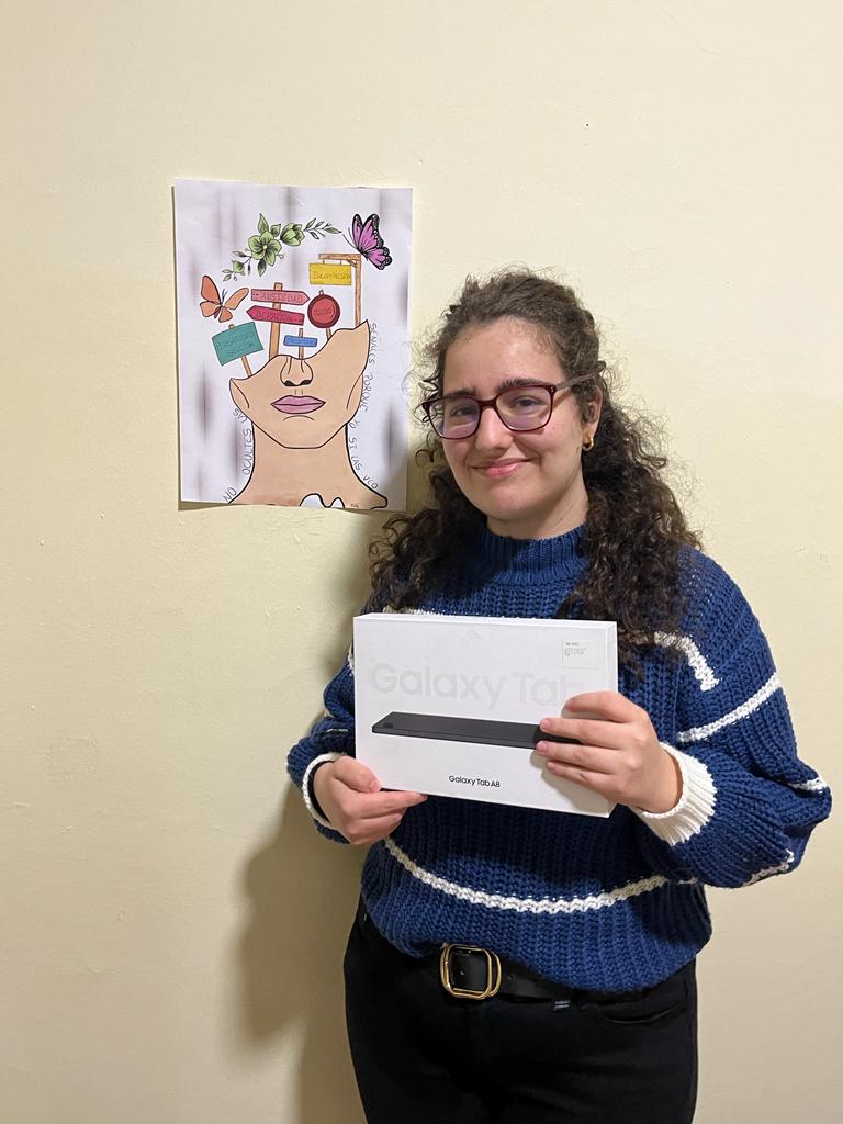 Ana Gómez Márquez, estudiante del Grado en Enfermería de la UGR en el Campus de Ceuta, posa con el premio recibido