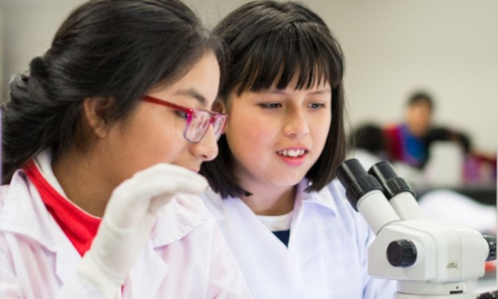 imagen de recurso, niñas interactuando con un microscopio