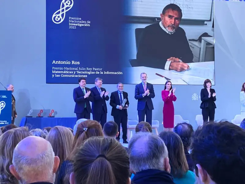Antonio Ros Mulero recibe el galardón de mano de los Reyes de España