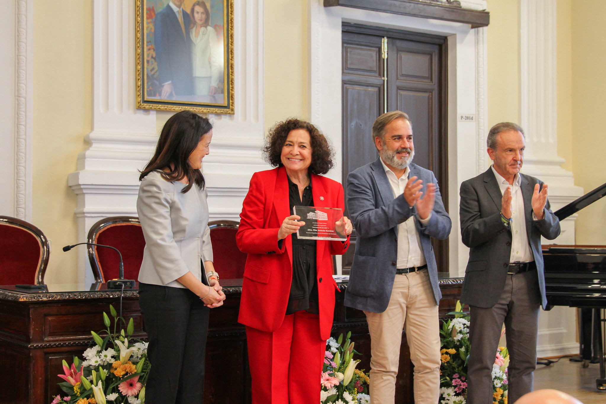 Pilar Aranda posa con el Premio «Granadina del Año»