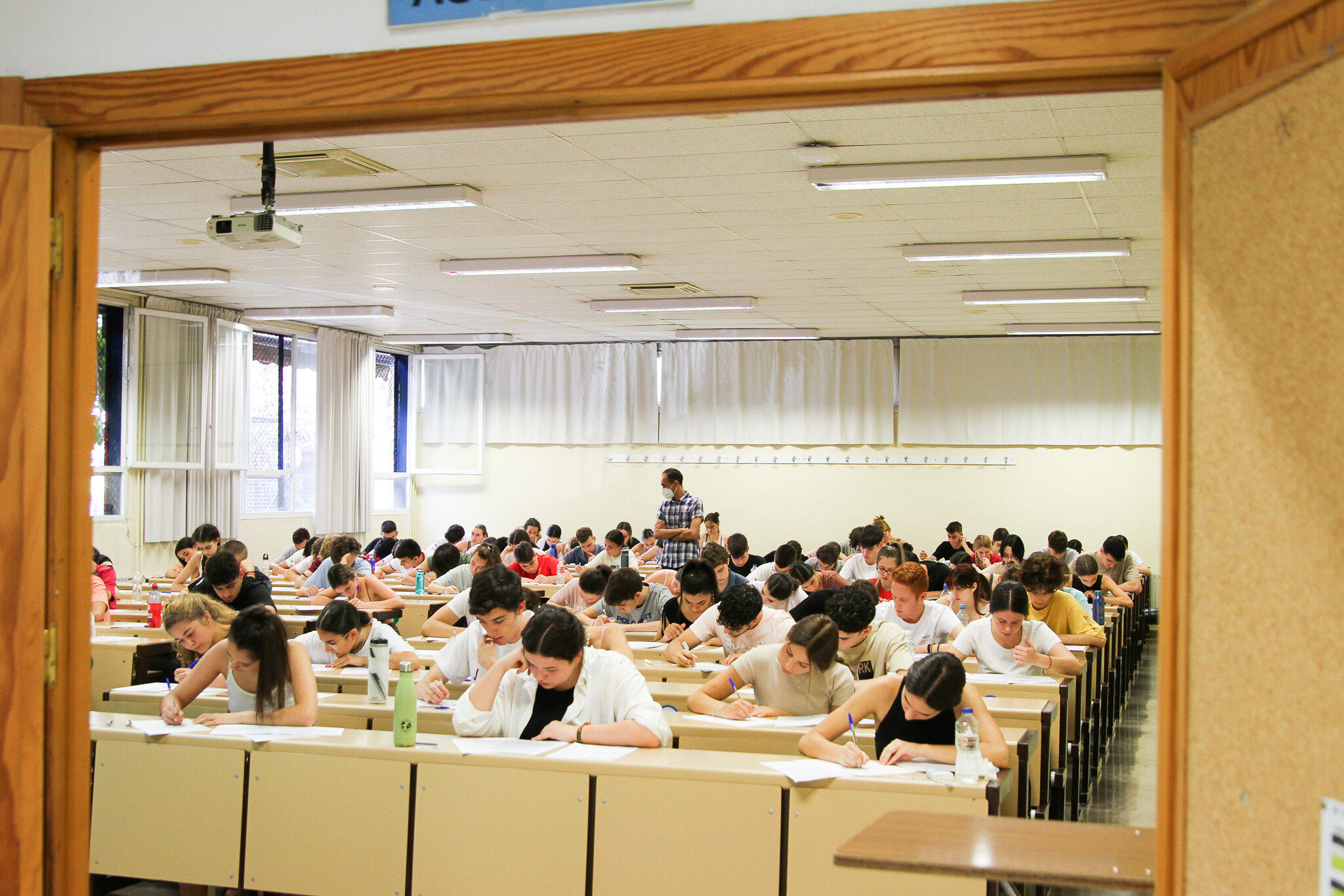 estudiantes realizando un examen de la PEVAU