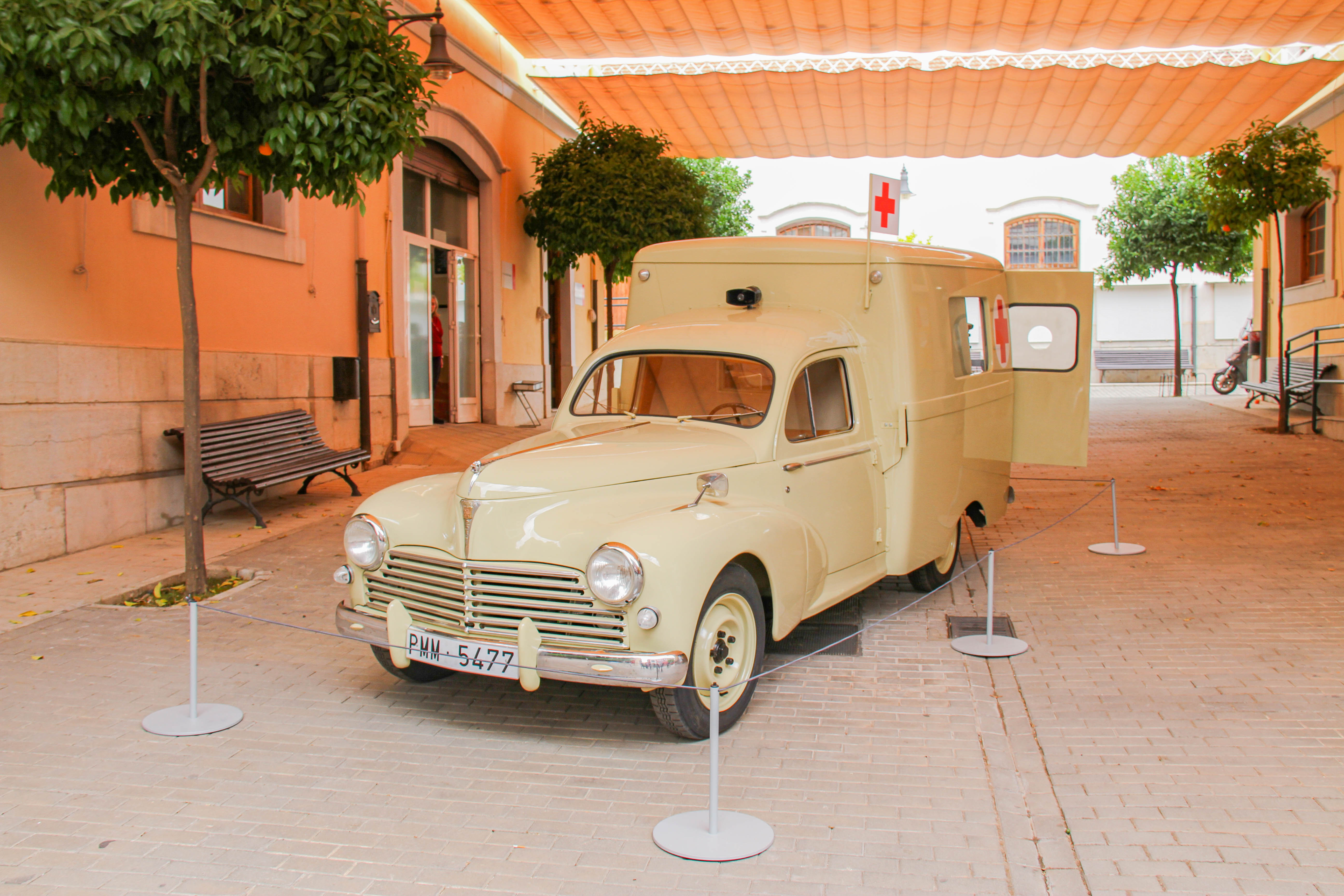 ambulancia Peugeot 203 de 1949 ya restaurada