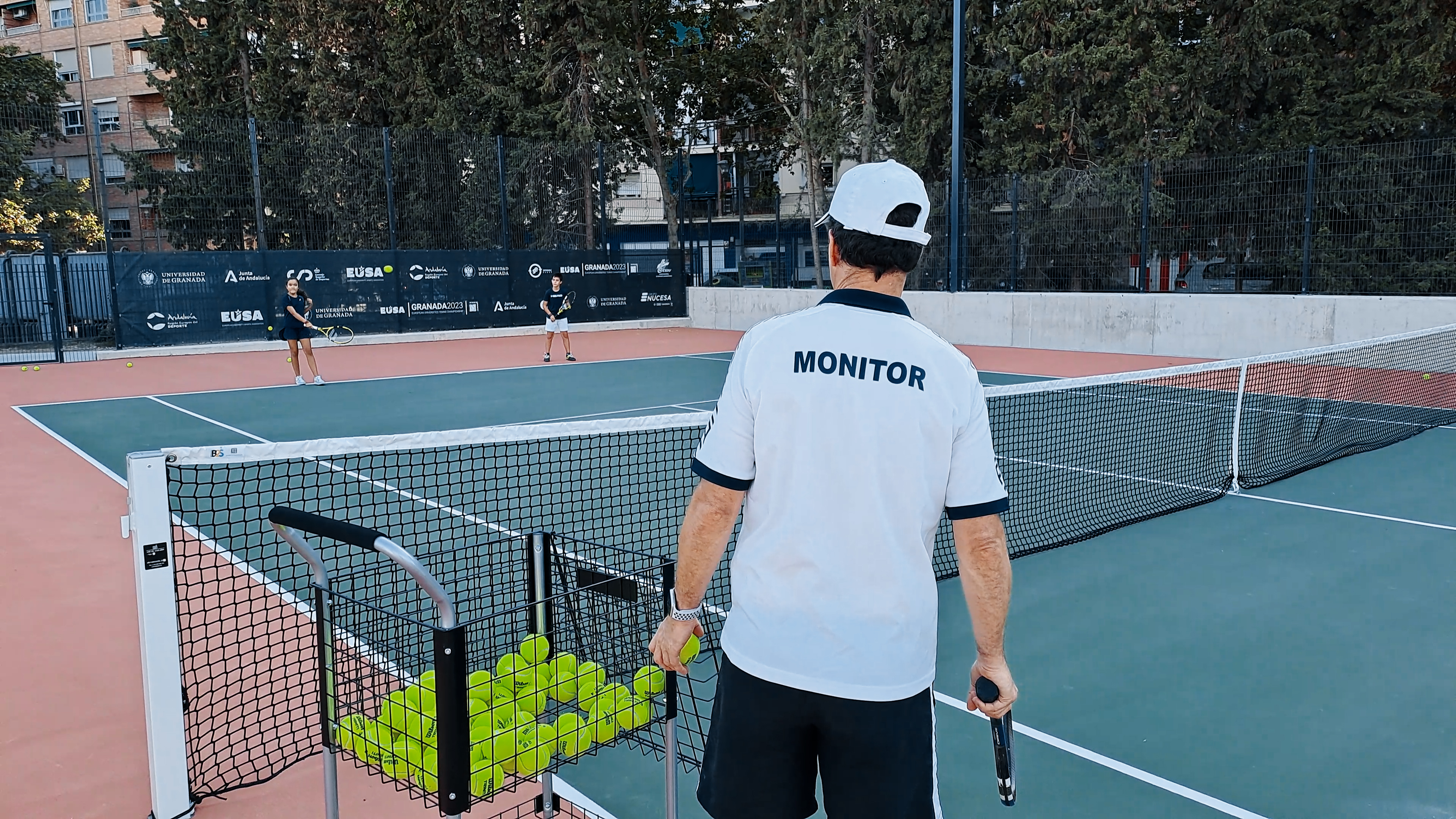 monitor de tenis en las pistas nuevas