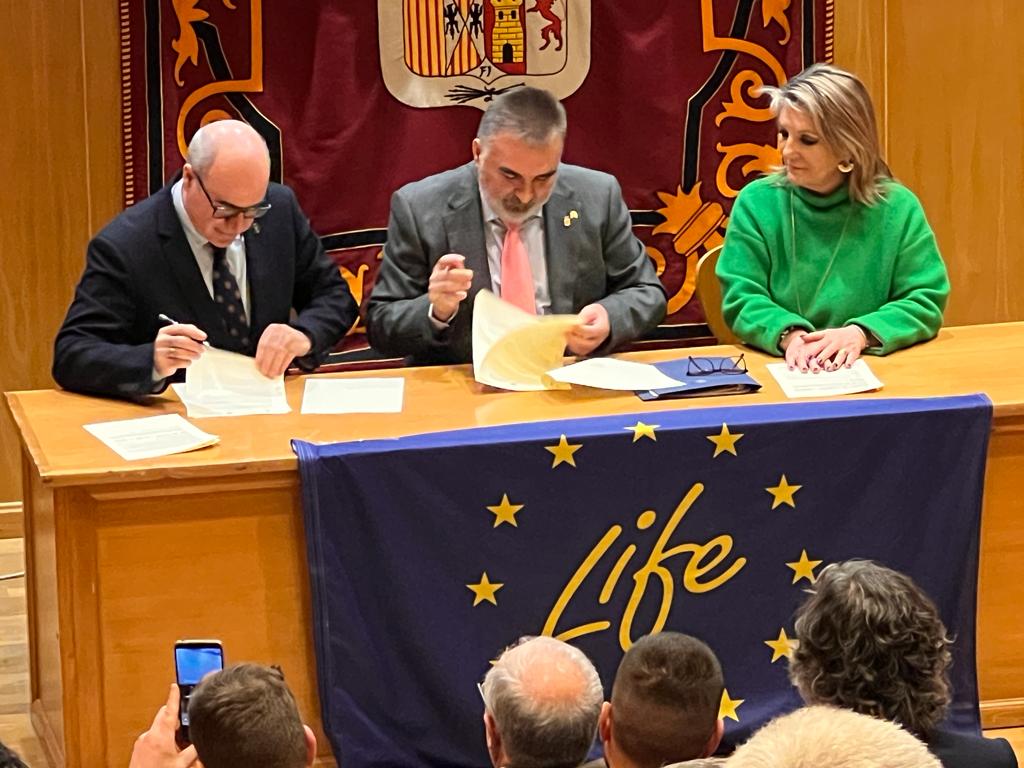 firma del convenio entre la UGR y el Ayuntamiento de Santa Fe
