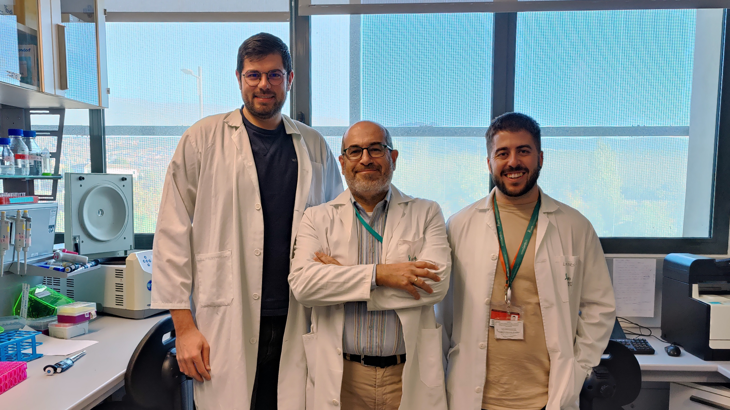 En la imagen, de izquierda a derecha, Jorge Cerón, Pedro J. Real y Gonzalo Martínez, investigadores del Departamento de Bioquímica y Biología Molecular I de la UGR y GENyO.