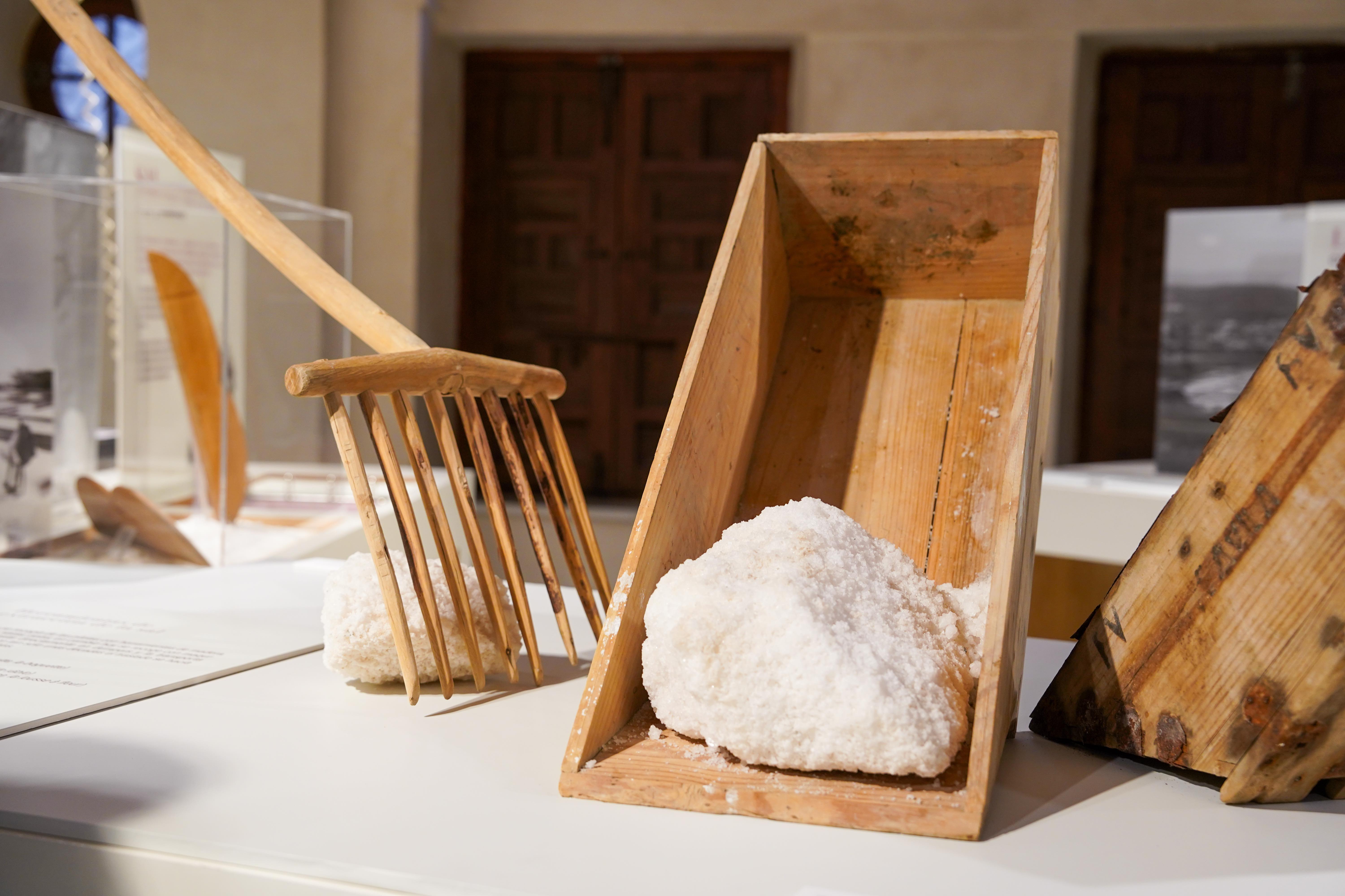 ‘Paisaje y mujeres de sal’, la exposición sobre los oficios y el paisaje de las minas salinas de La Malahá, se exhibe ya en el Palacio de La Madraza