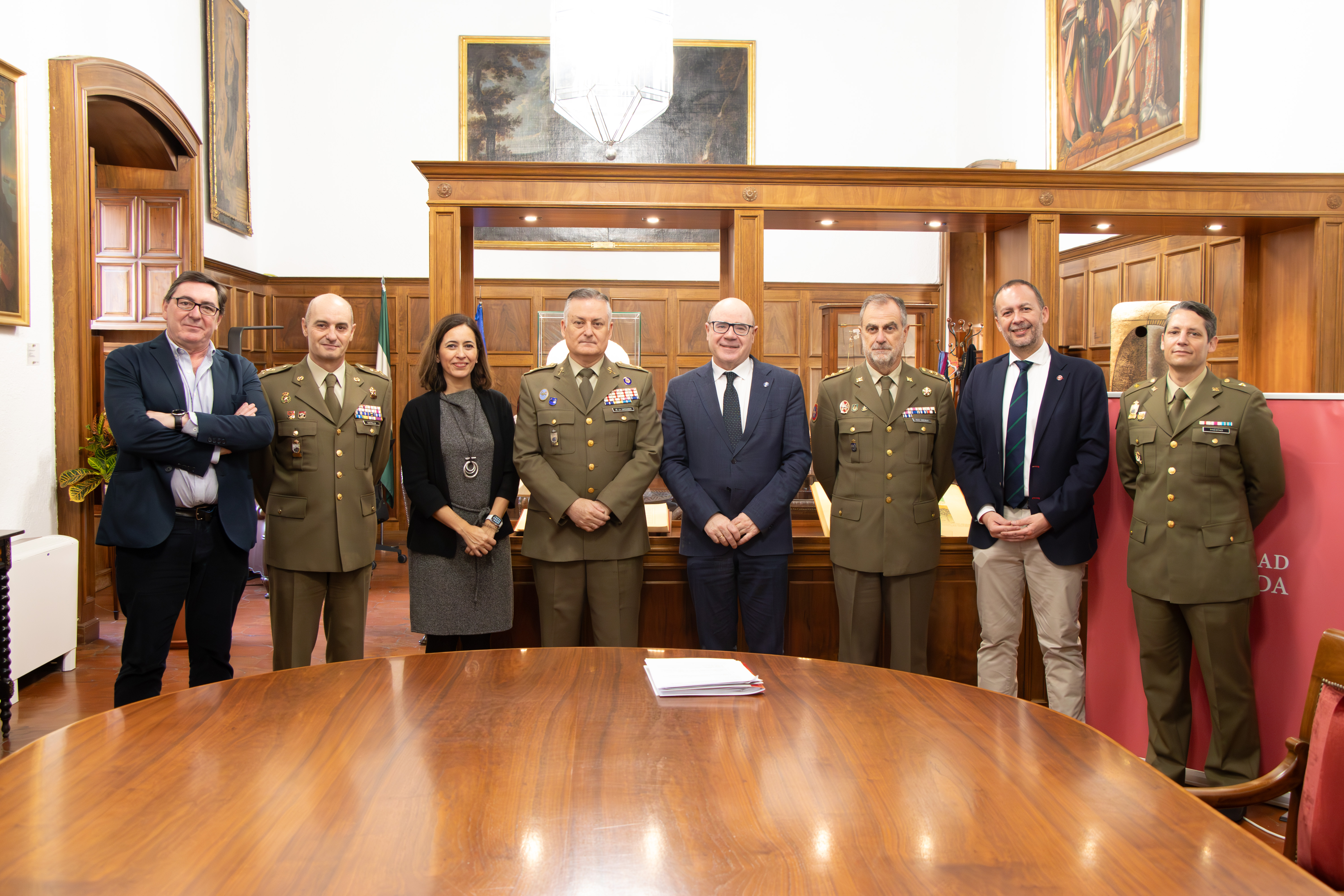 Foto de grupo: La UGR y el Ministerio de Defensa colaborarán en el ámbito de la I.A.