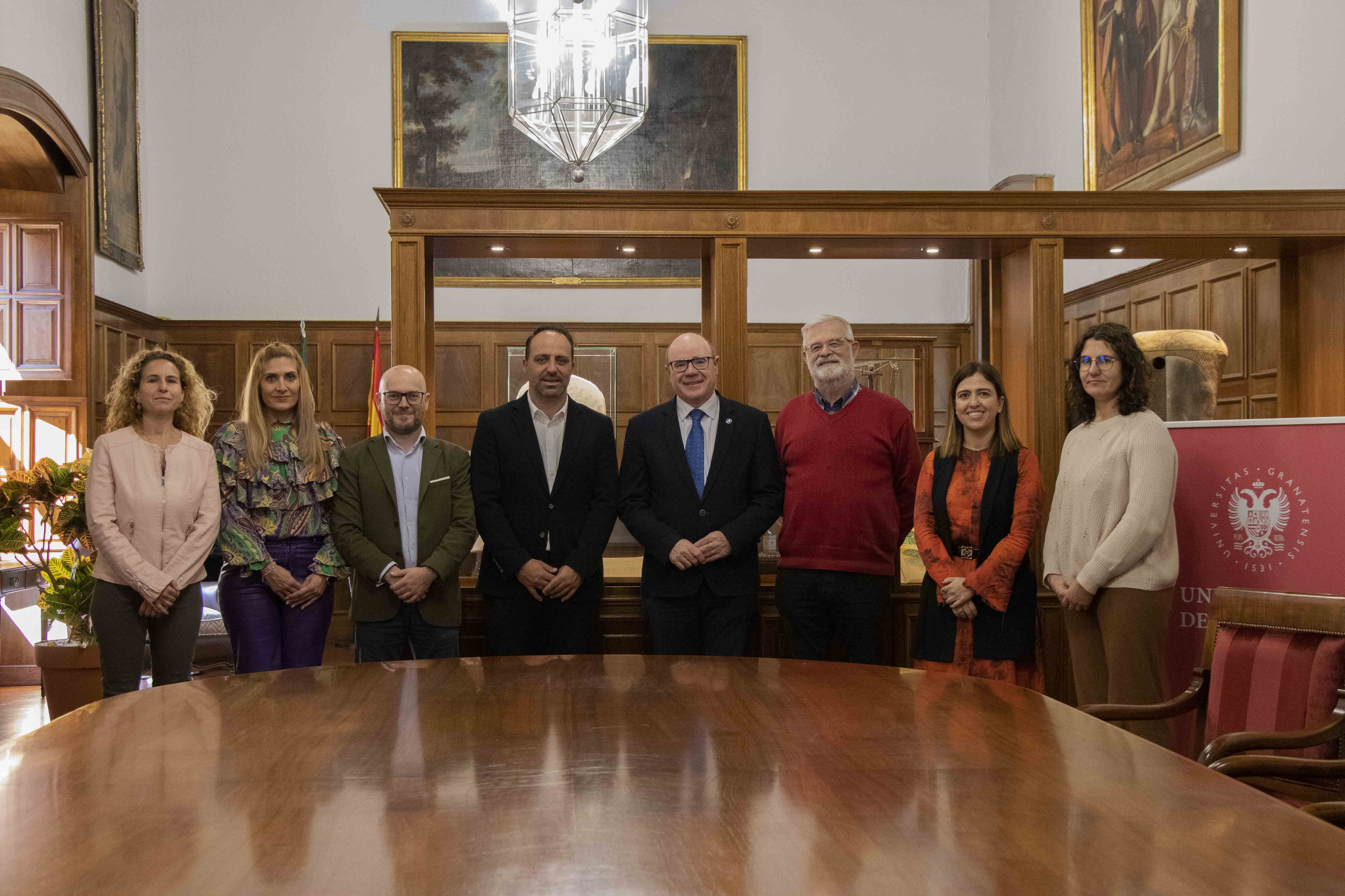 Foto de grupo: La UGR y el Ayuntamiento de Ubrique colaborarán en trabajos de investigación arqueológica