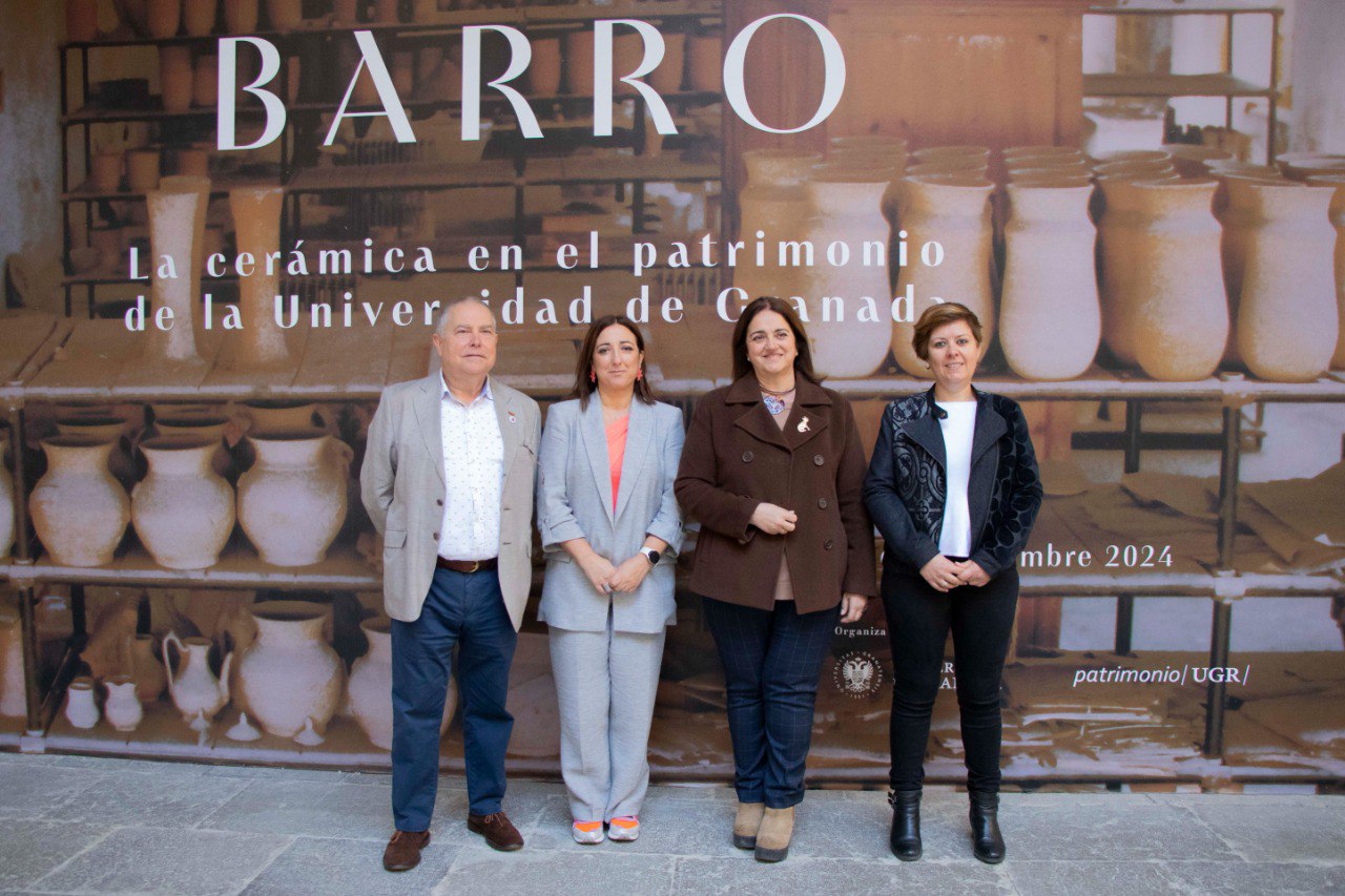 foto de grupo de los asistentes a la inauguración de "BARRO. La cerámica en el patrimonio de la Universidad de Granada"