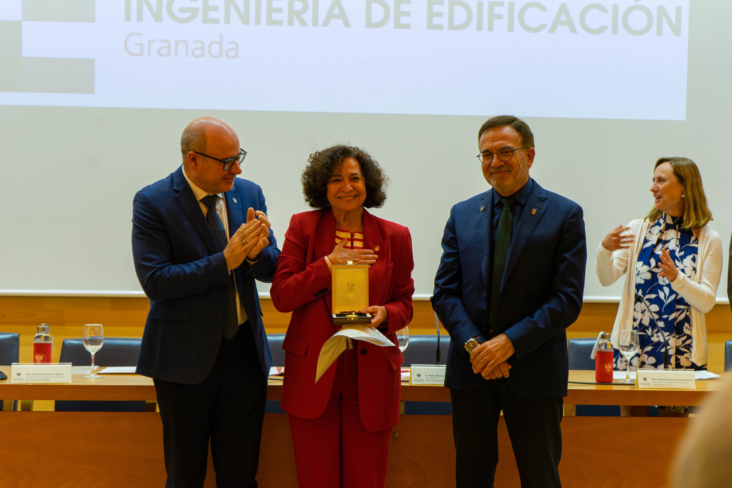 se ha entregado de la Medalla de la Escuela a la anterior rectora Pilar Aranda Ramírez.