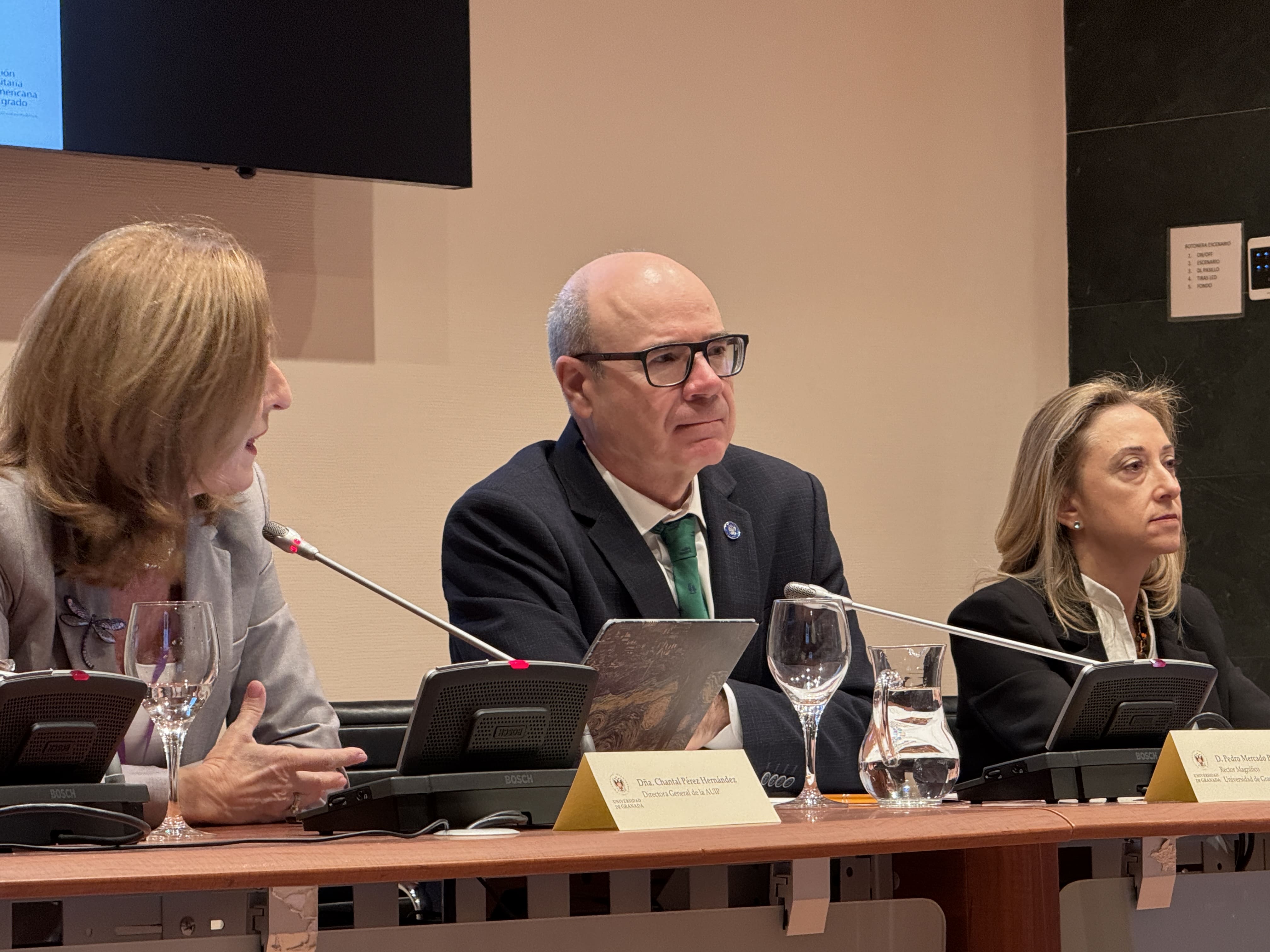 La UGR impulsa la diversidad lingüística en la Ciencia