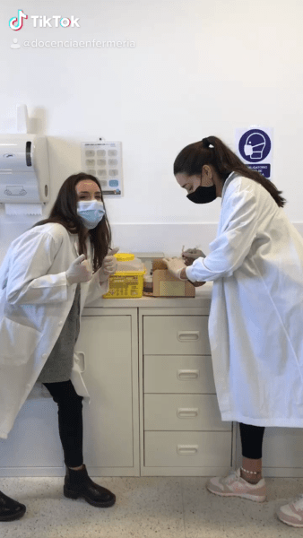 Two students on the ‘Nursing Adults (1)’ course at the University of Granada.