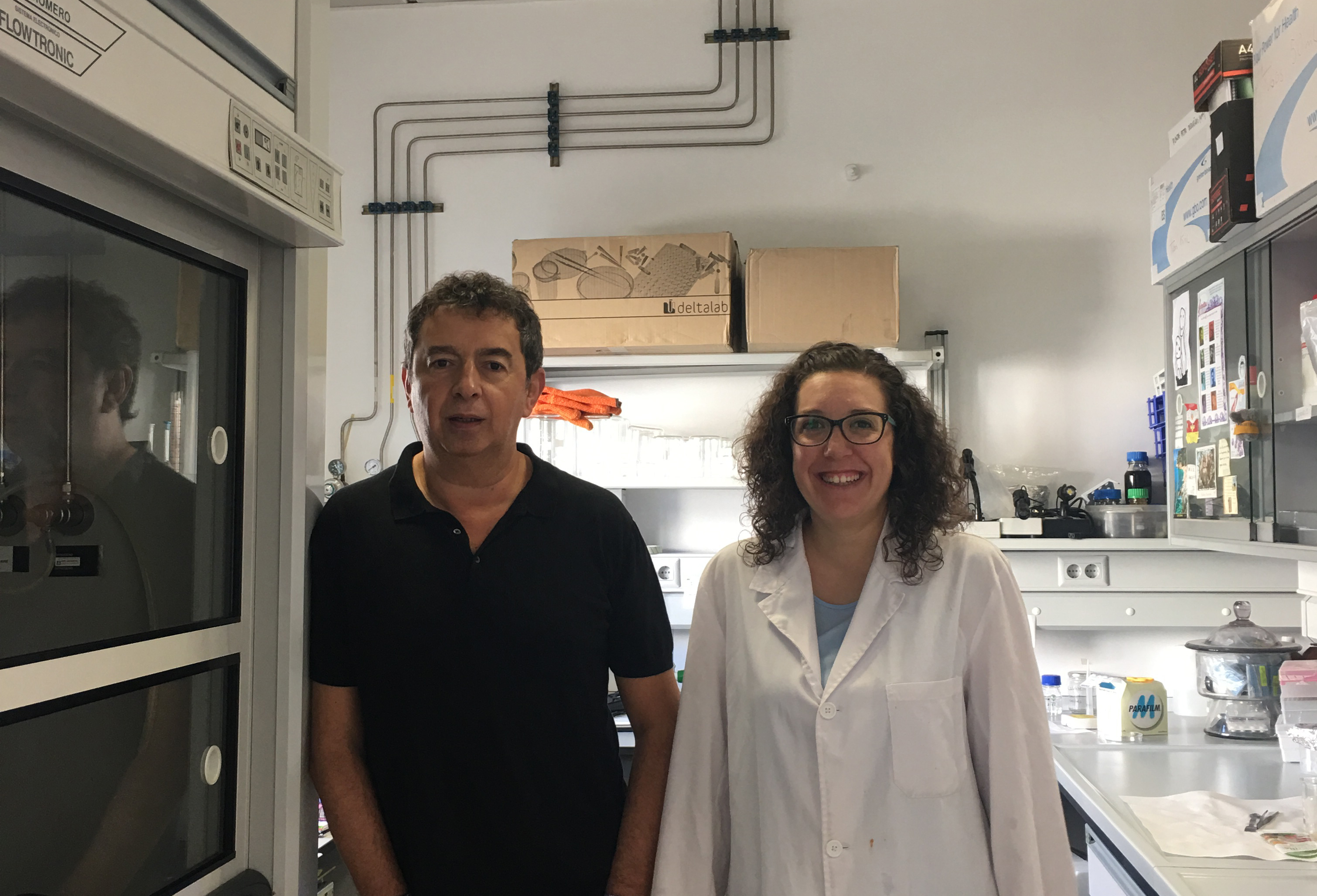 Two researchers in a UGR lab