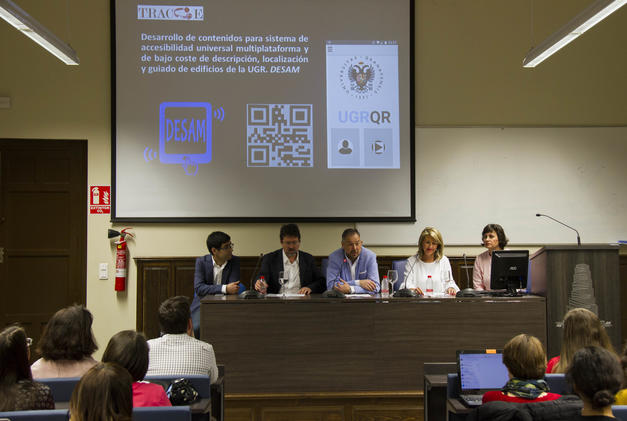 UGR staff members presenting UGRQR at the project launch
