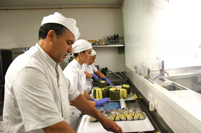 foto cocineros y empleados de los comedores universitarios