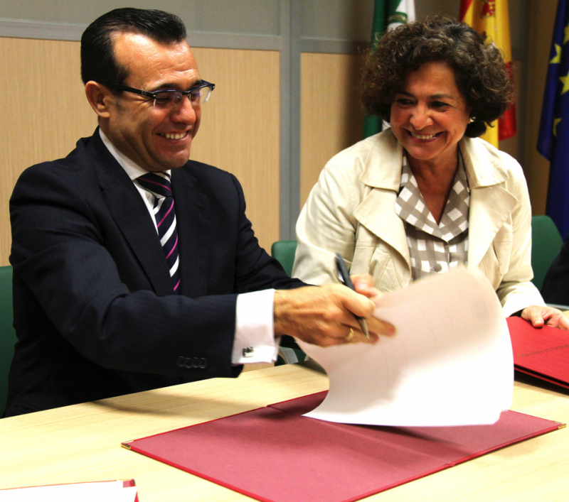 rectora de la Universidad firmando acuerdo de Ibermutuamur