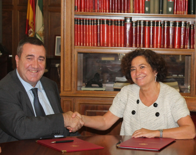 Rectora de la Universidad de Granada y responsable del Foro de la Economía del Agua firmando acuerdo