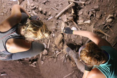 The archaeologists Dr. Eva Alarcón y Dr. Alba Torres working at the excavation site in Biniadris...