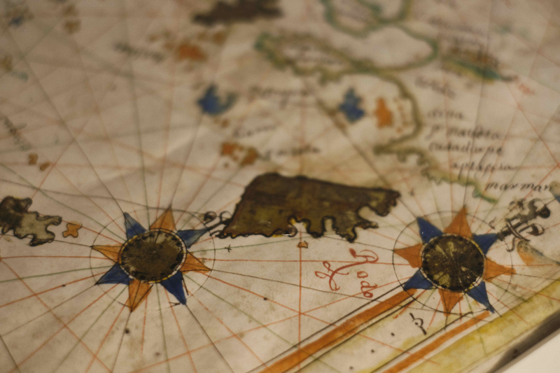 Exposición bibliográfica y cartográfica “Verano: Tierra y mar” en la Biblioteca del Hospit...
