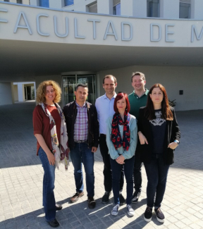 A group of UGR researchers posing for a photo at the Faculty of Medicine