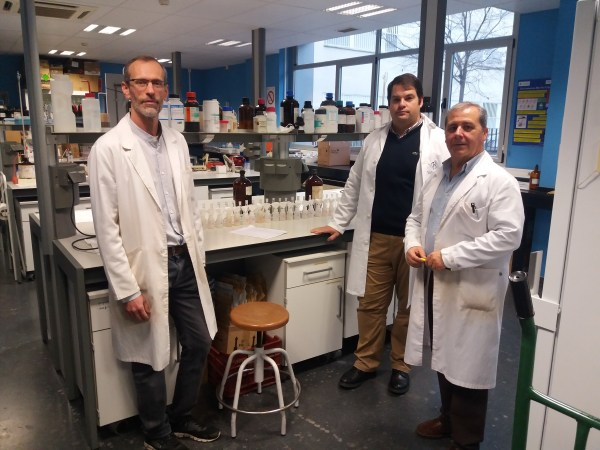 Los profesores Francisco Martín, Manuel Sierra y Javier Martínez, en el Laboratorio del Departa...