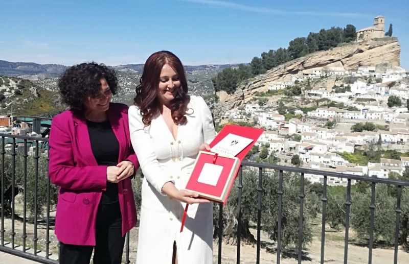 La rectora de la UGR, Pilar Aranda, inaugura una calle con su nombre en Montefrío