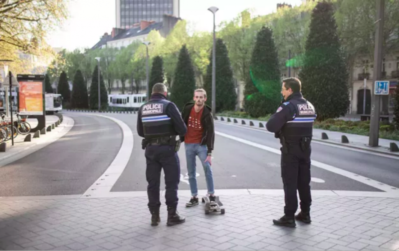 Policias controlan si un skater se ha saltado el confinamiento