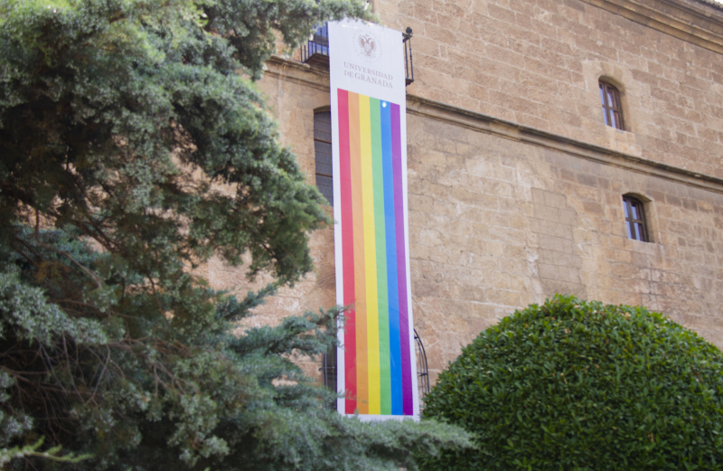 bandera LGTBI en la fachada del hospital Real