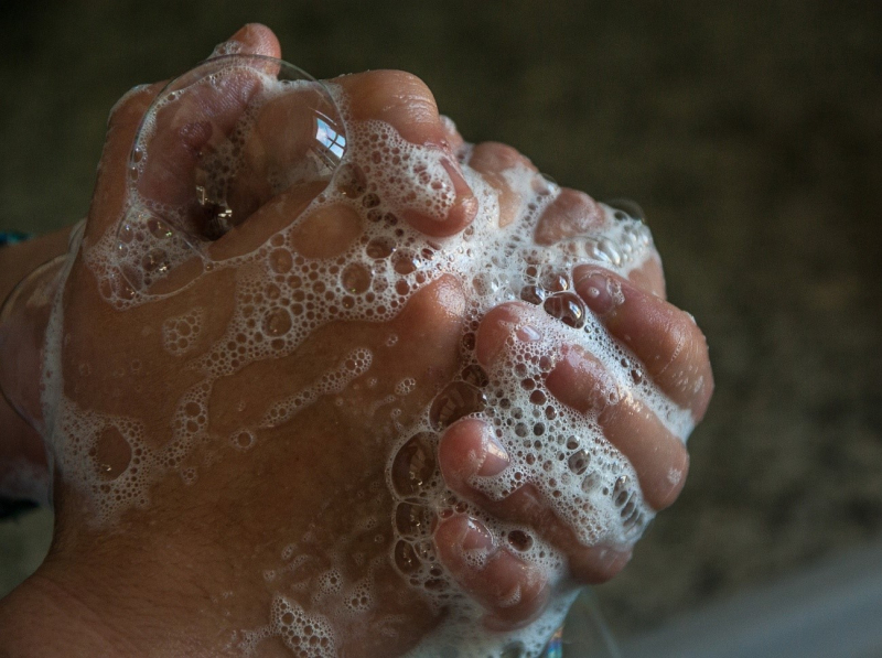 persona lavándose las manos de manera correcta