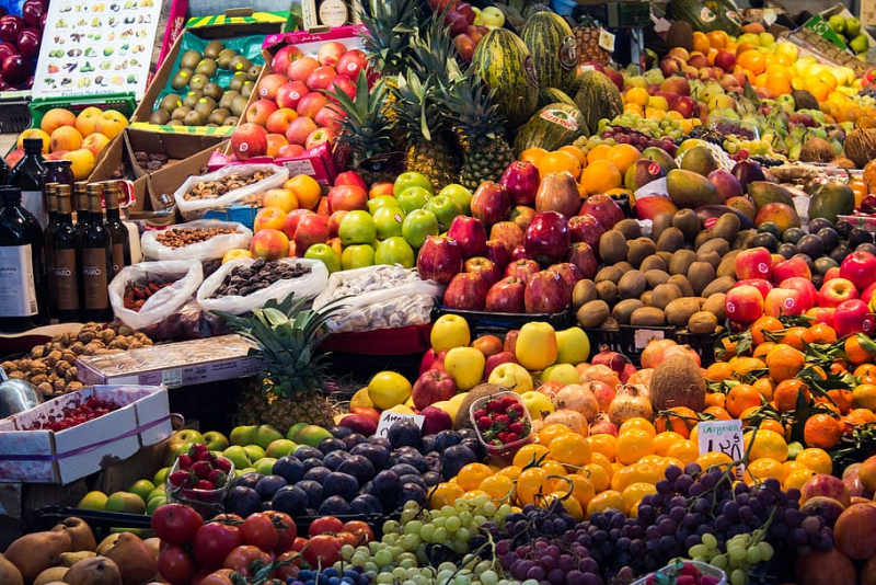 Frutas y verduras frescas en un mercado