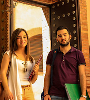 Two UGR students posing for a photo