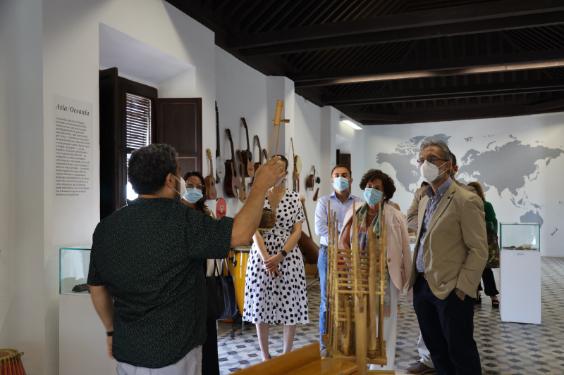La rectora de la UGR visita las tres exposiciones del programa cultural del Palacio del Almirante
