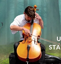 Músico tocando el violonchelo