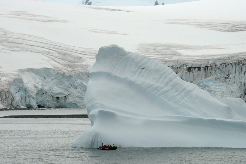 Muestreo de un iceberg durante la campaña Powell 2020 cerca de la Base Antártica Española Juan...