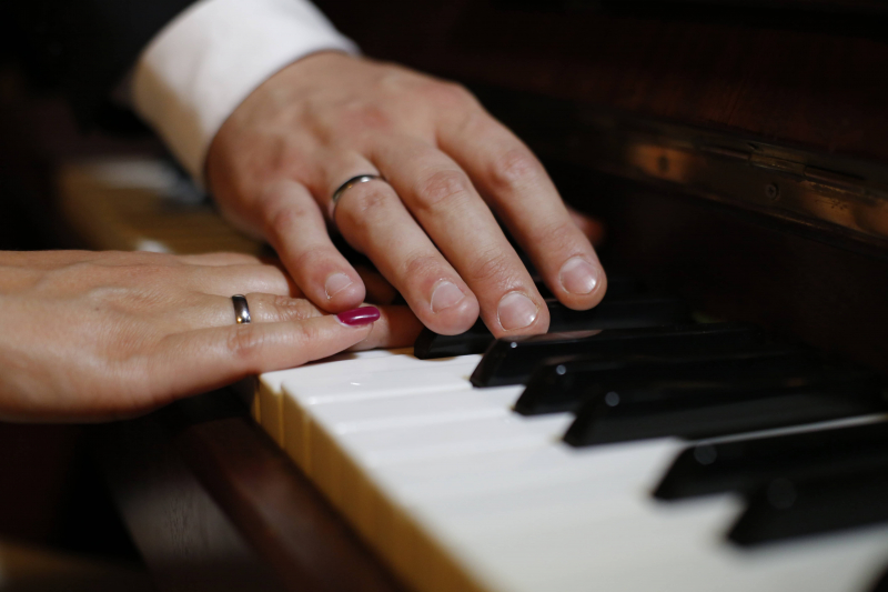 manos que se tocan sobre el teclado de un piano