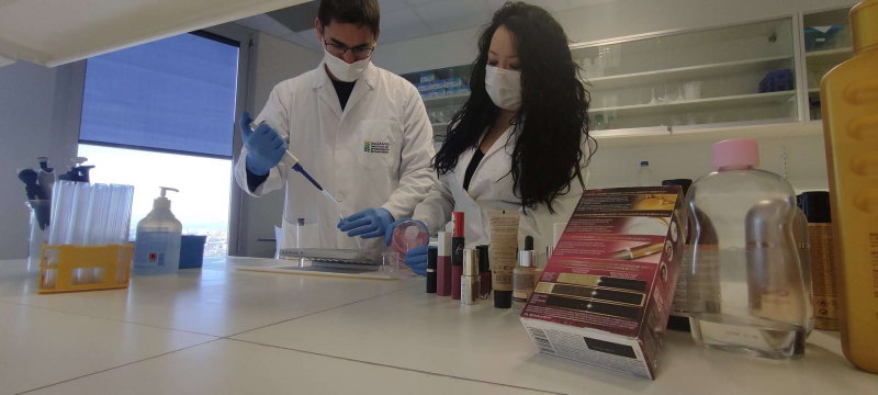 dos investigadores de la UGR testeando los cosméticos